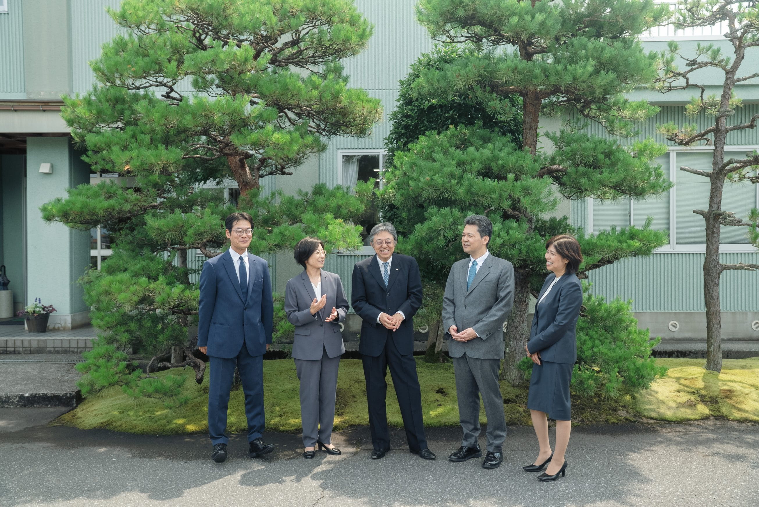 事務所前に並ぶ社員たち