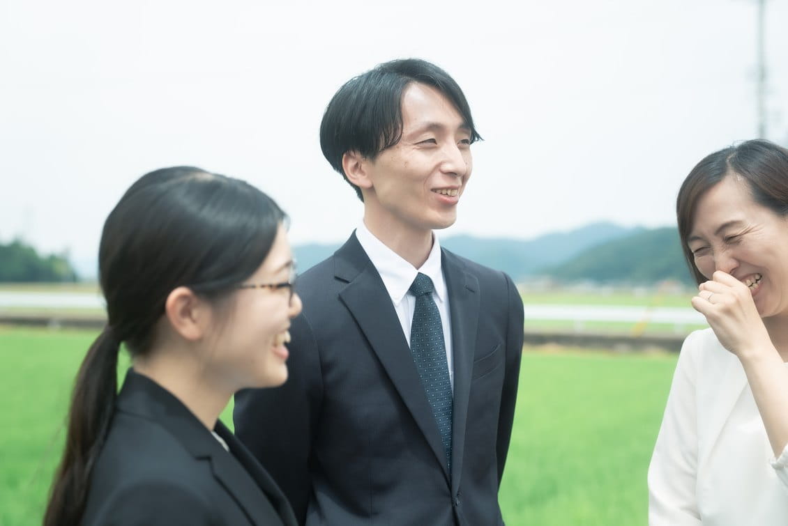 田園で談笑する社員たち