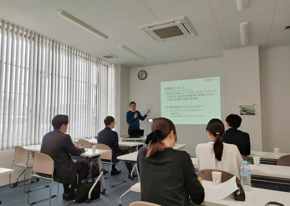 研修で講義を受ける社員たち