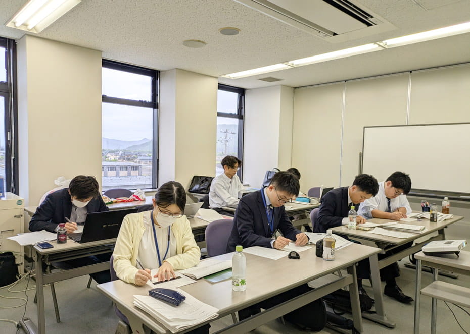 研修で机に向かう社員たち
