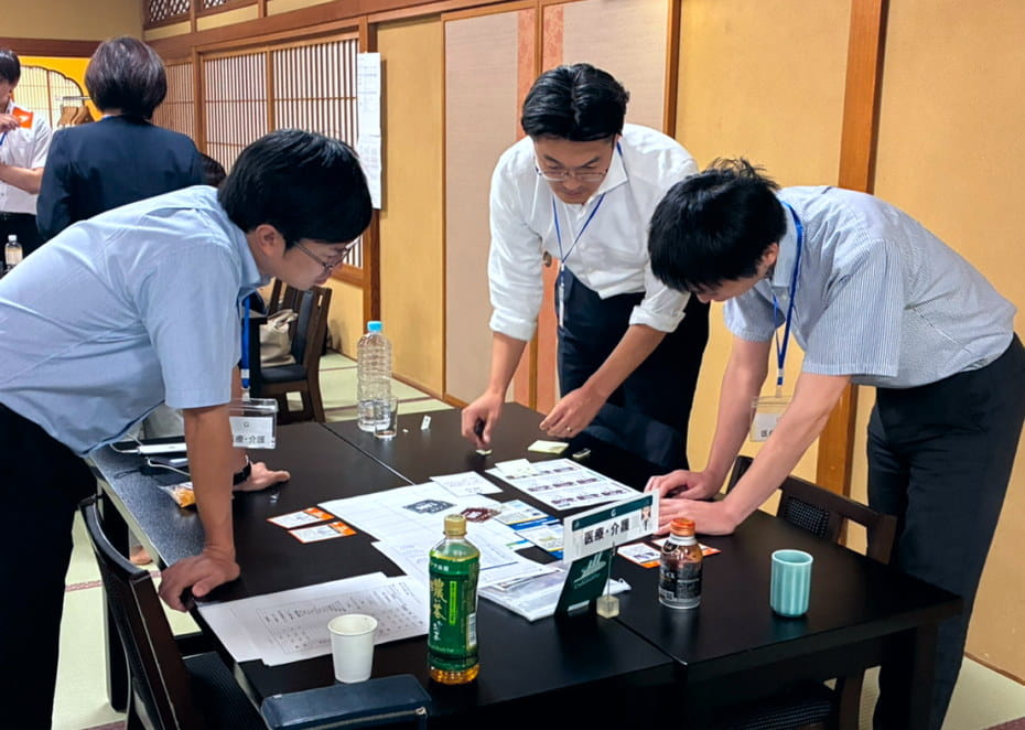 イベントで作業する社員たち