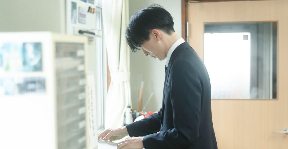 資料を整理する社員