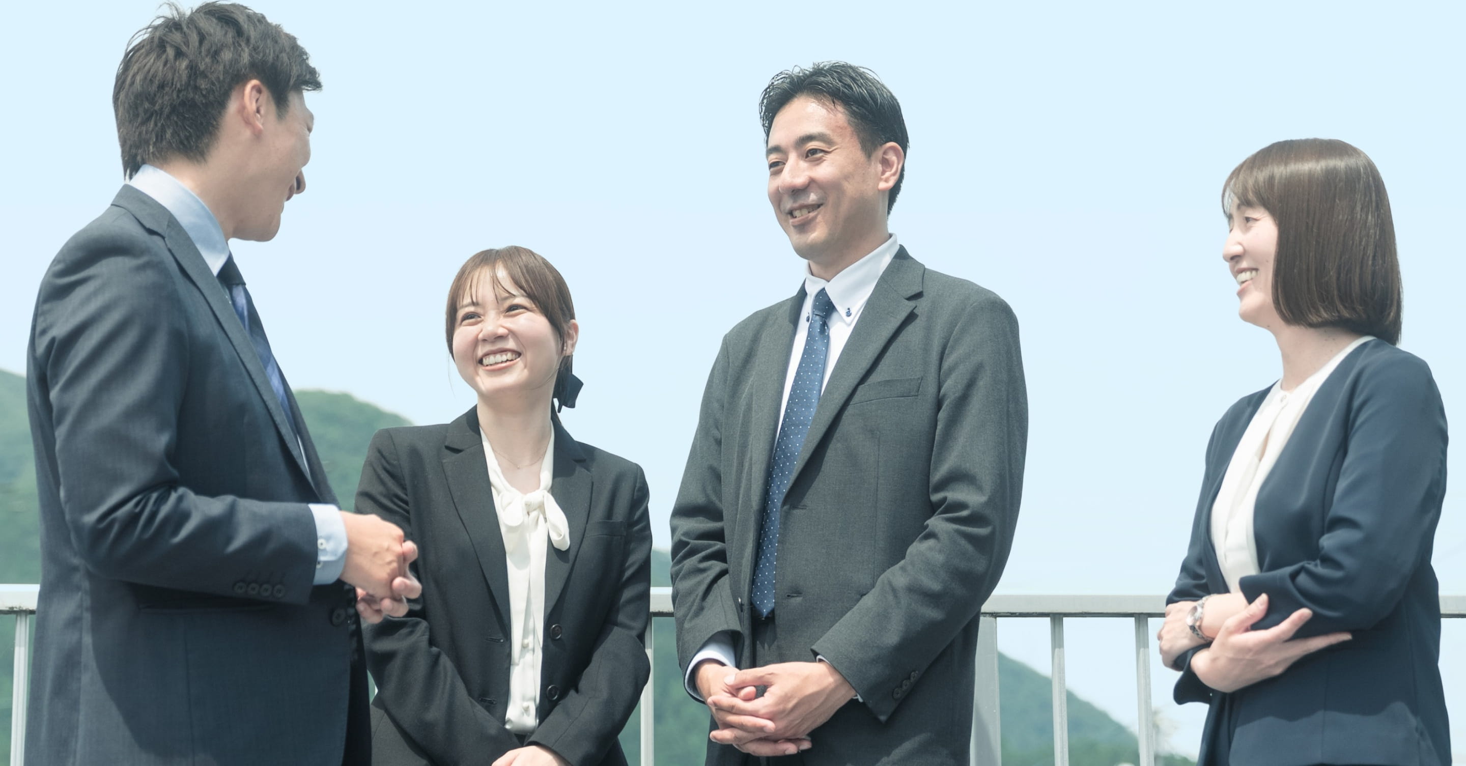 屋外で談笑する社員たち
