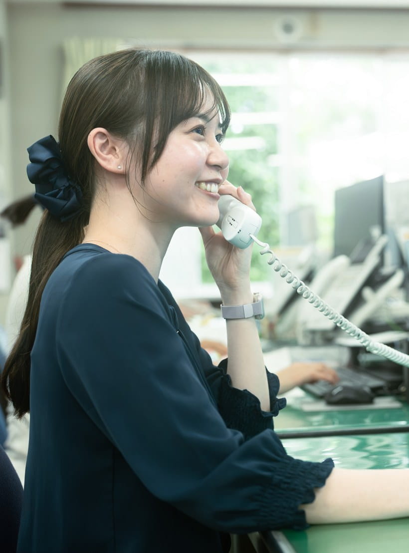 電話で応対する社員