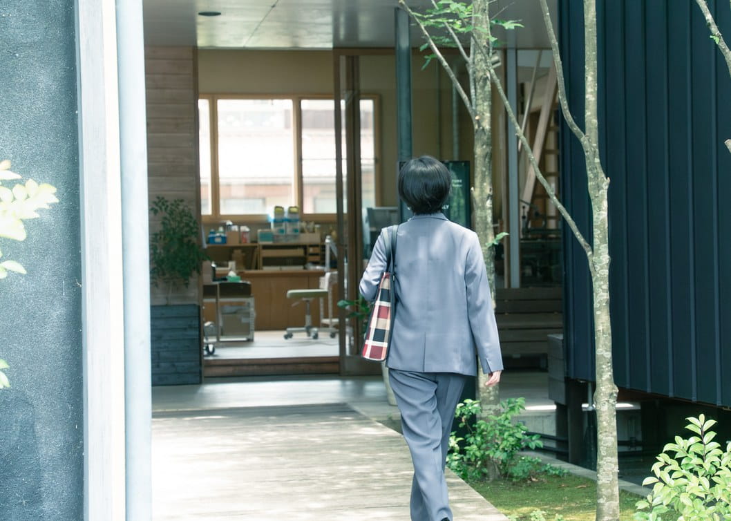 事務所の入口へ向かう社員