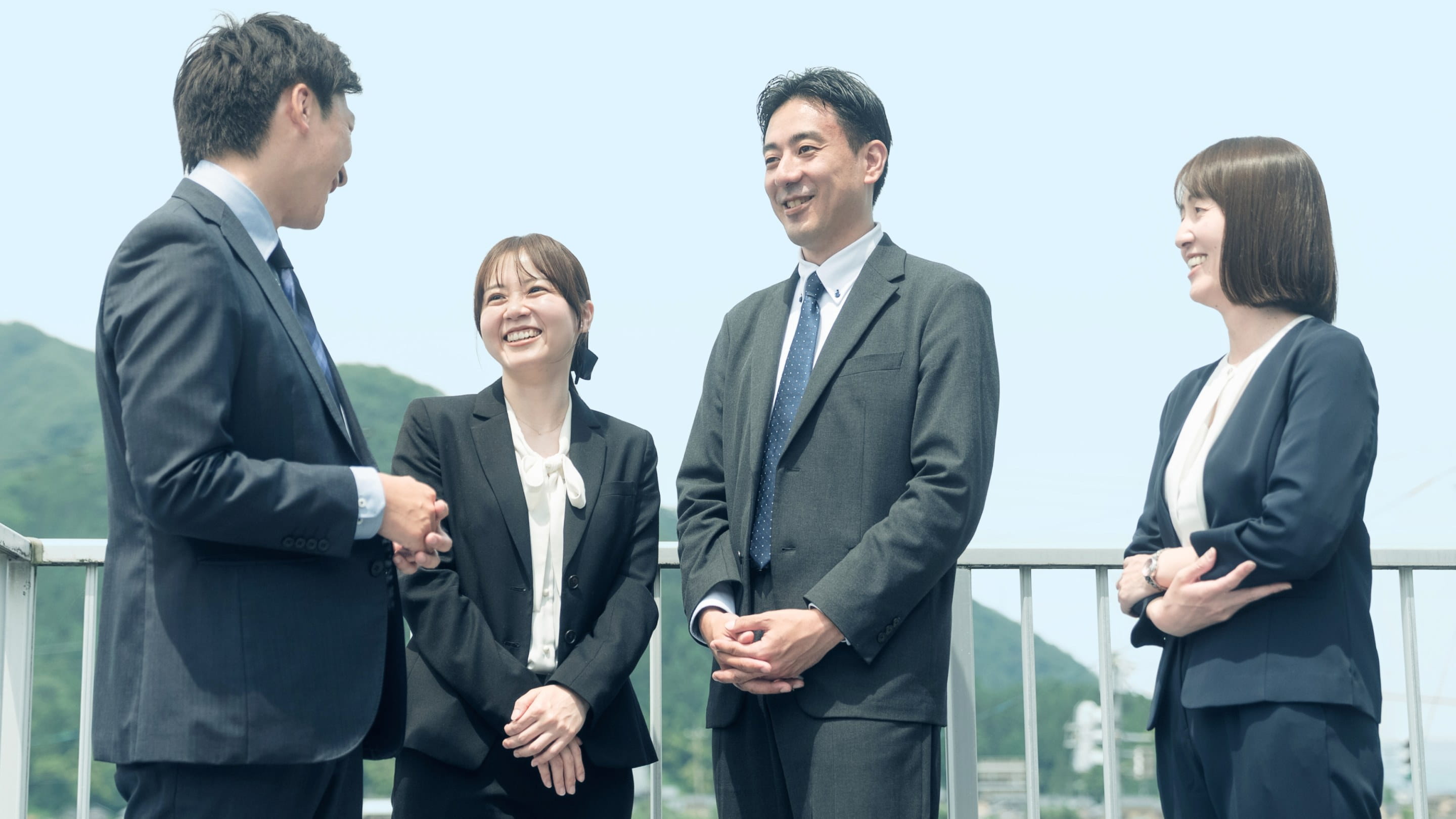 屋外で談笑する社員たち