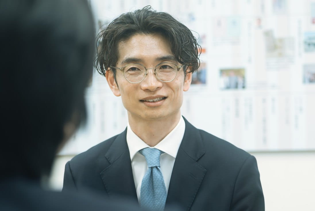 お客様と話す社員